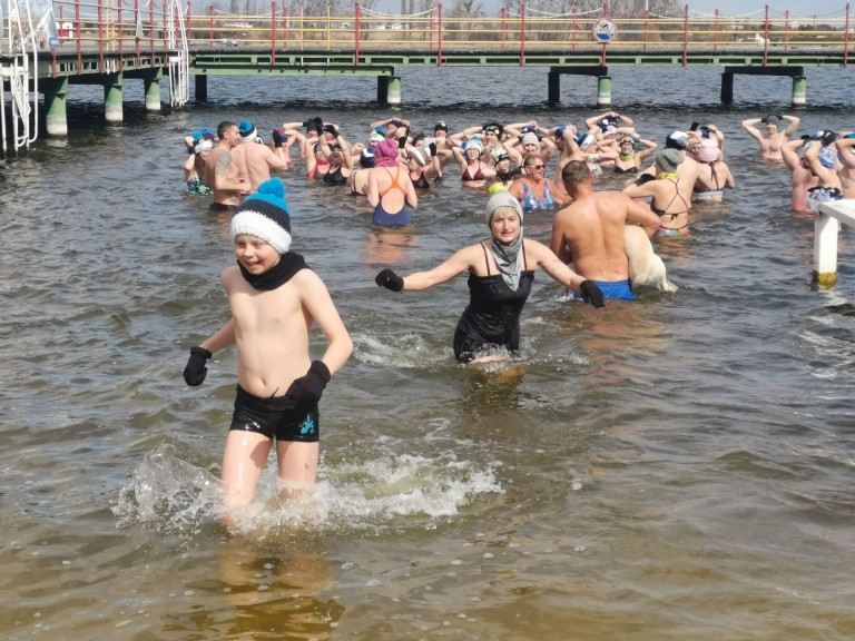 Konińskie morsy. Kąpiel w jeziorze na zakończenie sezonu