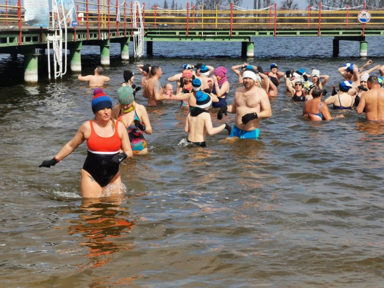 Konińskie morsy. Kąpiel w jeziorze na zakończenie sezonu