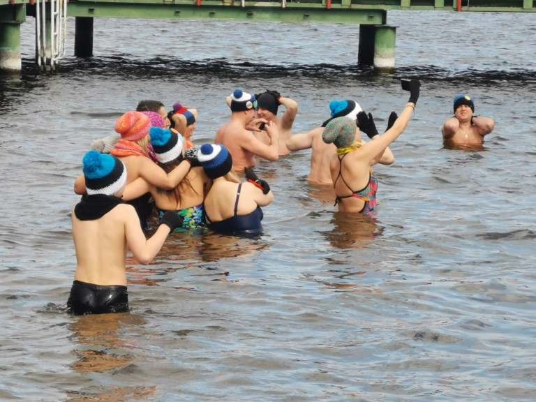 Konińskie morsy. Kąpiel w jeziorze na zakończenie sezonu