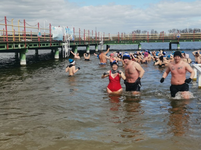 Konińskie morsy. Kąpiel w jeziorze na zakończenie sezonu