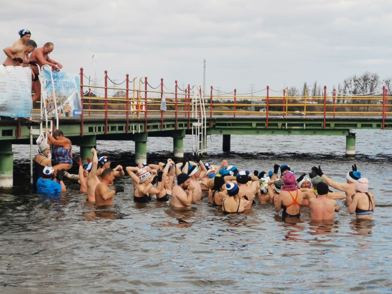 Konińskie morsy. Kąpiel w jeziorze na zakończenie sezonu