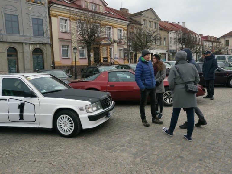 Wrócili po zimie. Zlot miłośników klasyków na konińskim rynku