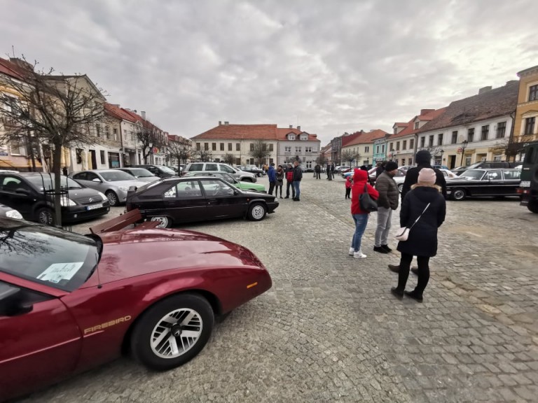 Wrócili po zimie. Zlot miłośników klasyków na konińskim rynku