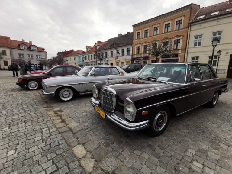 Wrócili po zimie. Zlot miłośników klasyków na konińskim rynku