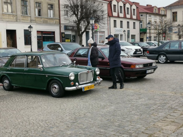 Wrócili po zimie. Zlot miłośników klasyków na konińskim rynku