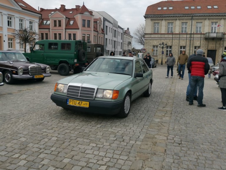 Wrócili po zimie. Zlot miłośników klasyków na konińskim rynku
