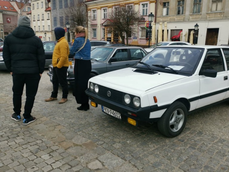 Wrócili po zimie. Zlot miłośników klasyków na konińskim rynku