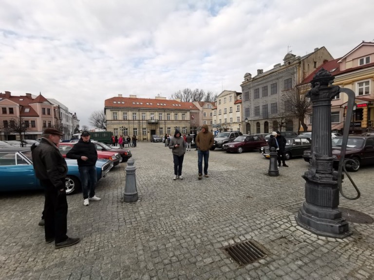 Wrócili po zimie. Zlot miłośników klasyków na konińskim rynku
