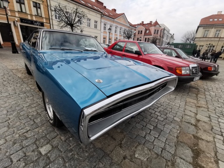 Wrócili po zimie. Zlot miłośników klasyków na konińskim rynku