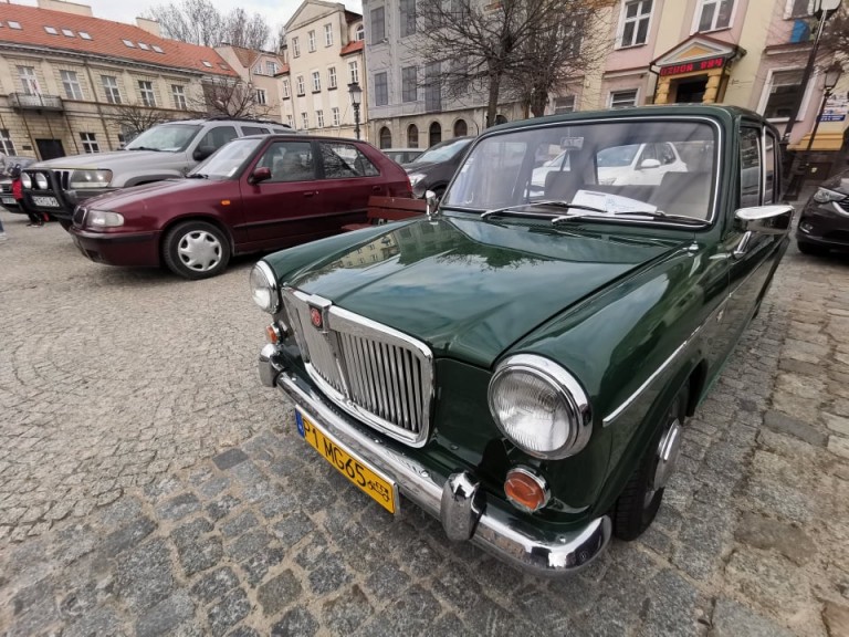 Wrócili po zimie. Zlot miłośników klasyków na konińskim rynku