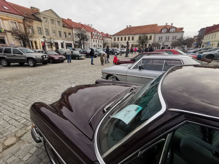 Wrócili po zimie. Zlot miłośników klasyków na konińskim rynku