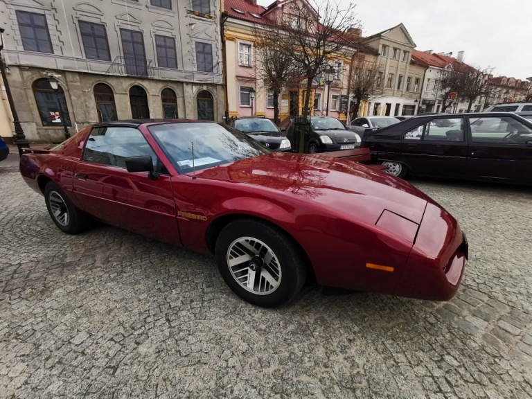 Wrócili po zimie. Zlot miłośników klasyków na konińskim rynku