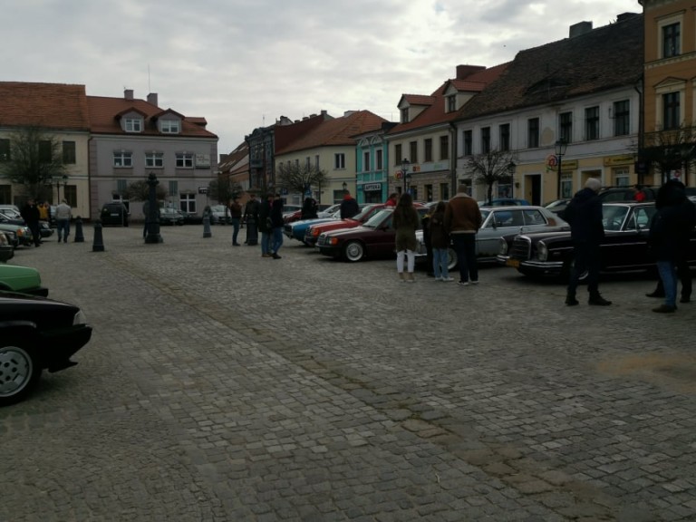 Wrócili po zimie. Zlot miłośników klasyków na konińskim rynku