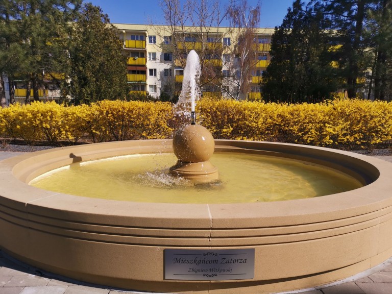 Zatorze pięknieje. Podświetlana fontanna między blokami