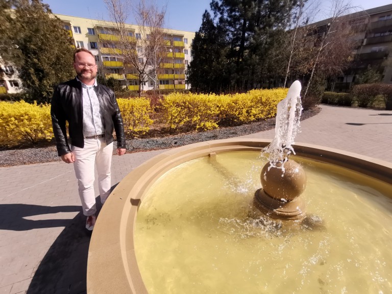 Zatorze pięknieje. Podświetlana fontanna między blokami