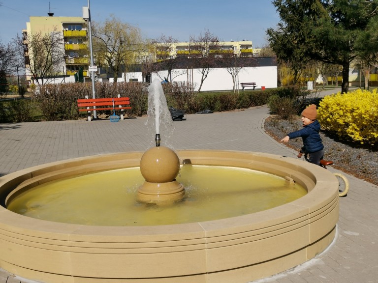 Zatorze pięknieje. Podświetlana fontanna między blokami