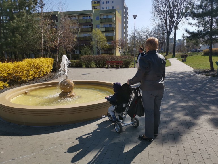 Zatorze pięknieje. Podświetlana fontanna między blokami