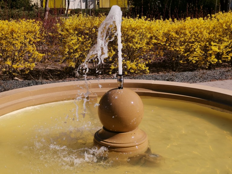 Zatorze pięknieje. Podświetlana fontanna między blokami