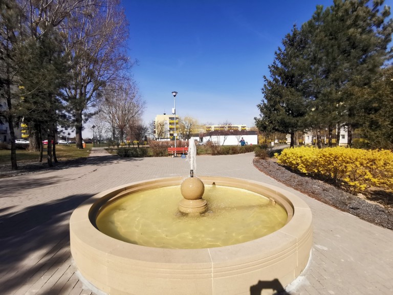 Zatorze pięknieje. Podświetlana fontanna między blokami