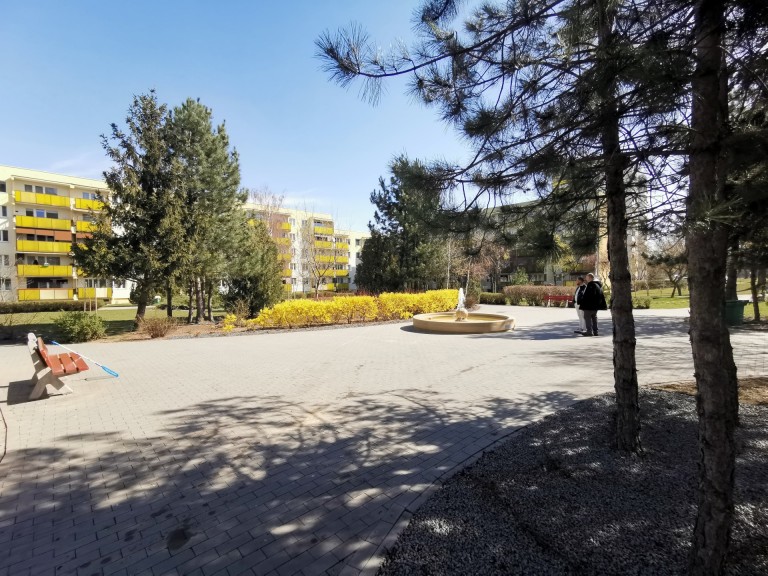 Zatorze pięknieje. Podświetlana fontanna między blokami