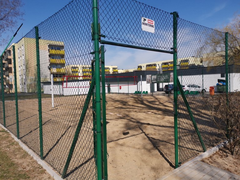 Zatorze pięknieje. Podświetlana fontanna między blokami