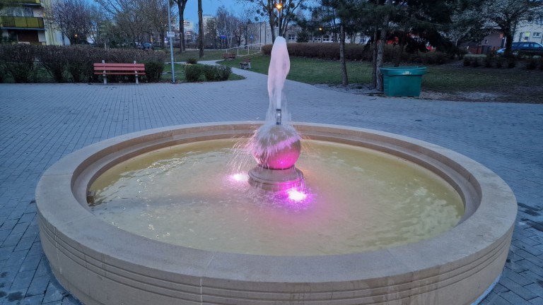 Zatorze pięknieje. Podświetlana fontanna między blokami