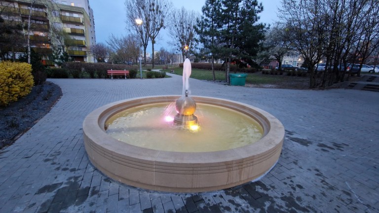 Zatorze pięknieje. Podświetlana fontanna między blokami