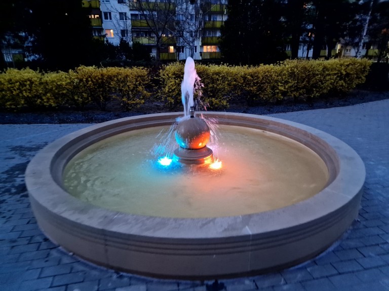 Zatorze pięknieje. Podświetlana fontanna między blokami