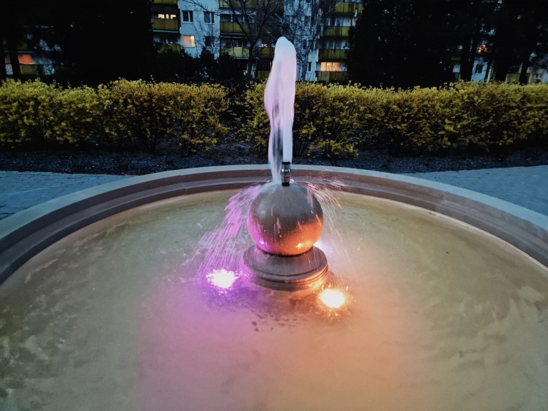 Zatorze pięknieje. Podświetlana fontanna między blokami