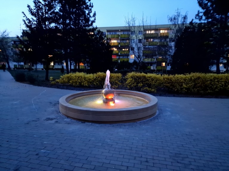 Zatorze pięknieje. Podświetlana fontanna między blokami