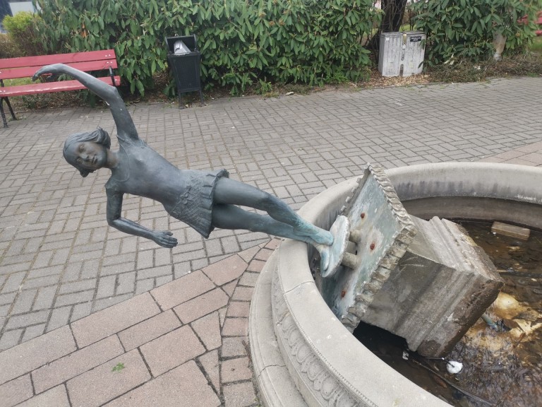 Konińska „Marionetka” znowu została przewrócona. Jest nagranie z monitoringu!