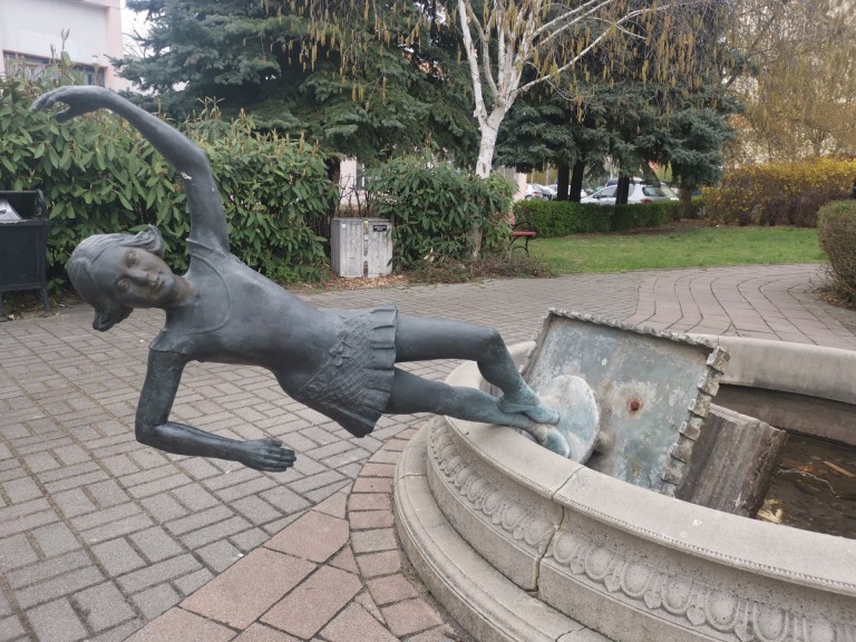 Konińska „Marionetka” znowu została przewrócona. Jest nagranie z monitoringu!