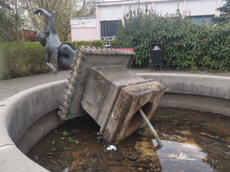 Konińska „Marionetka” znowu została przewrócona. Jest nagranie z monitoringu!