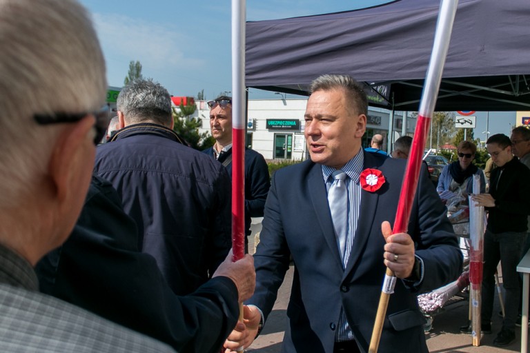 Radni Solidarnej Polski w kolejce po flagi od prezydenta Konina