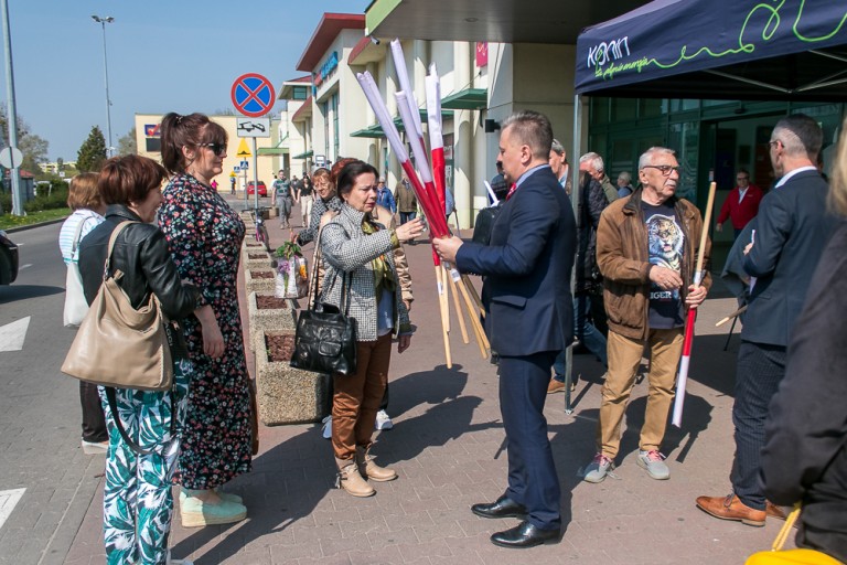 Radni Solidarnej Polski w kolejce po flagi od prezydenta Konina