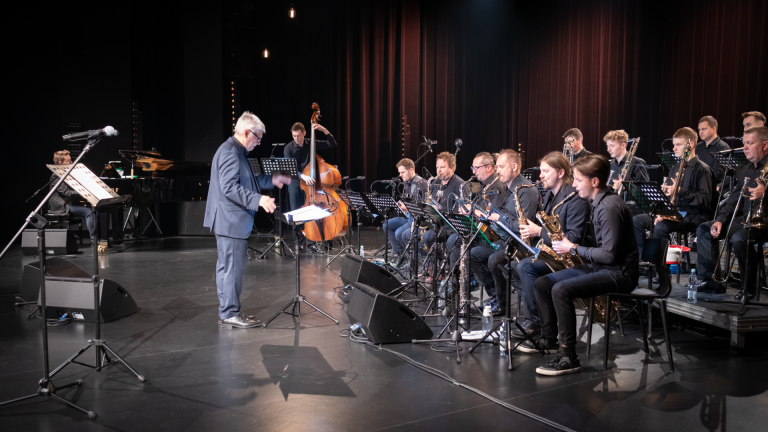 Zadowoleni artyści i usatysfakcjonowana publiczność podczas festiwalu Jazzonalia