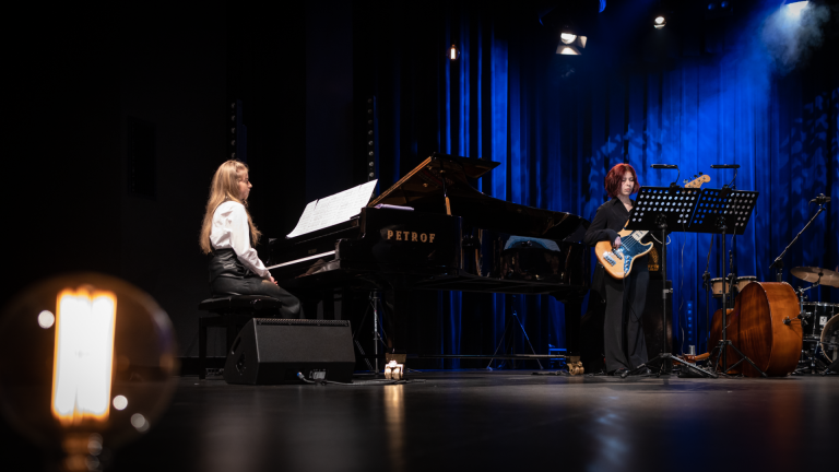 Zadowoleni artyści i usatysfakcjonowana publiczność podczas festiwalu Jazzonalia