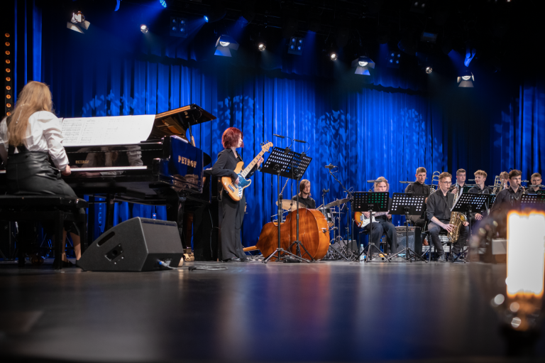 Zadowoleni artyści i usatysfakcjonowana publiczność podczas festiwalu Jazzonalia