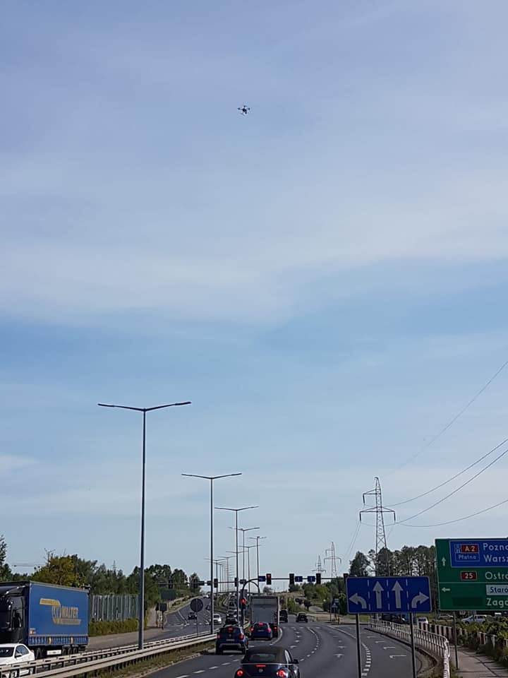 Policyjny dron nad autostradą A2 i jednym z konińskim skrzyżowań