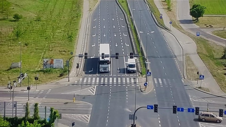 Policyjny dron nad autostradą A2 i jednym z konińskim skrzyżowań