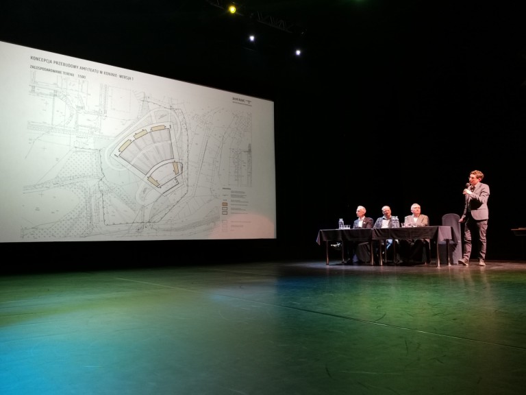 Zielony amfiteatr wpisujący się w konińską architekturę i dolinę Warty