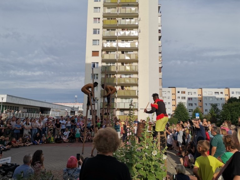 Pod wrażeniem popisów szczudlarzy. Hiszpański artysta też zaskoczył