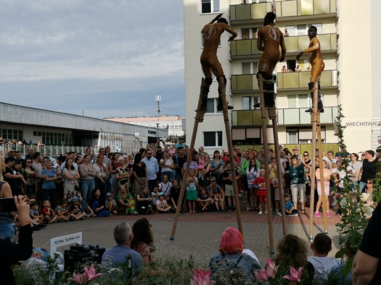 Pod wrażeniem popisów szczudlarzy. Hiszpański artysta też zaskoczył