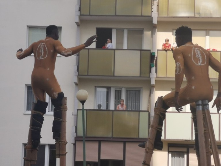 Pod wrażeniem popisów szczudlarzy. Hiszpański artysta też zaskoczył