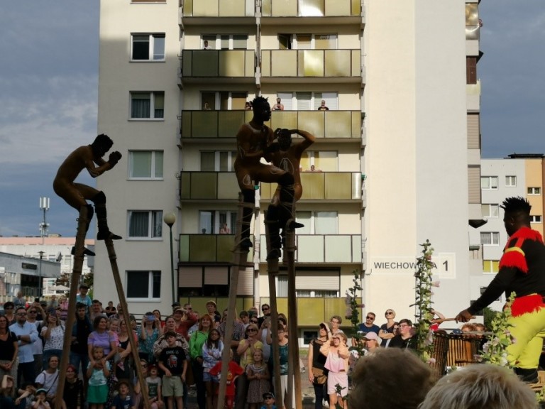 Pod wrażeniem popisów szczudlarzy. Hiszpański artysta też zaskoczył