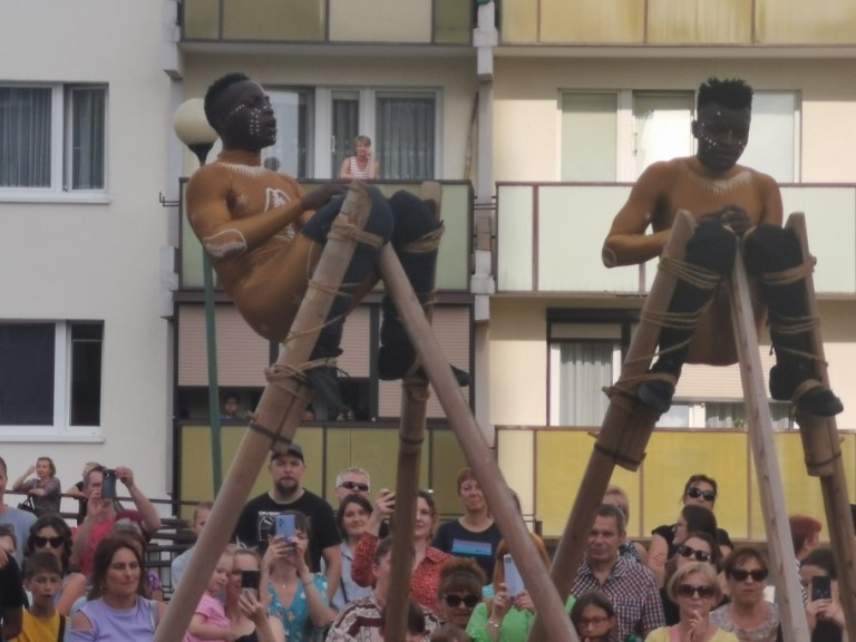 Pod wrażeniem popisów szczudlarzy. Hiszpański artysta też zaskoczył