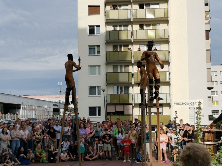Pod wrażeniem popisów szczudlarzy. Hiszpański artysta też zaskoczył