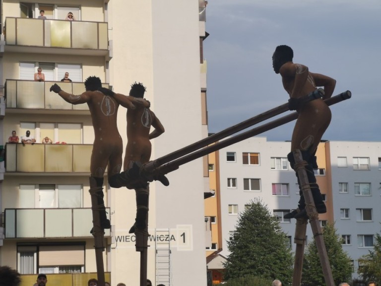 Pod wrażeniem popisów szczudlarzy. Hiszpański artysta też zaskoczył