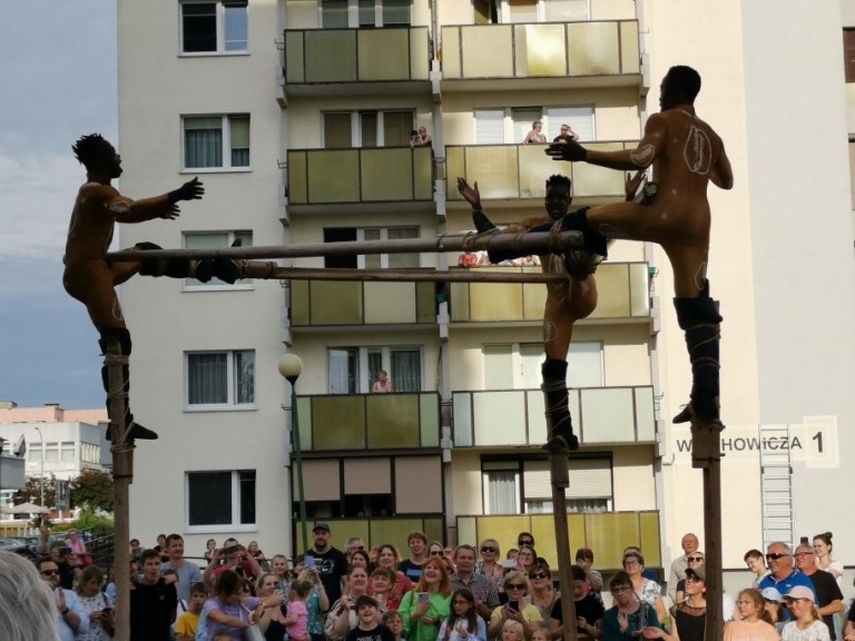 Pod wrażeniem popisów szczudlarzy. Hiszpański artysta też zaskoczył