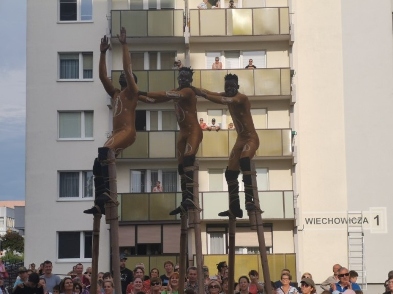 Pod wrażeniem popisów szczudlarzy. Hiszpański artysta też zaskoczył